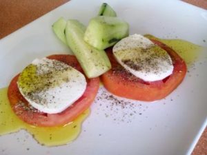 TOMATE CON MOZZARELLA. Una composición que combina sabores ideales: tomate, mozzarella, aceite de oliva y orégano. Más mediterráneo, imposible.