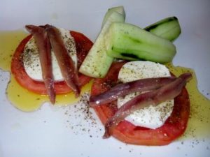 TOMATE CON MOZZARELLA. Una composición que combina sabores ideales: tomate, mozzarella, aceite de oliva y orégano. Más mediterráneo, imposible.