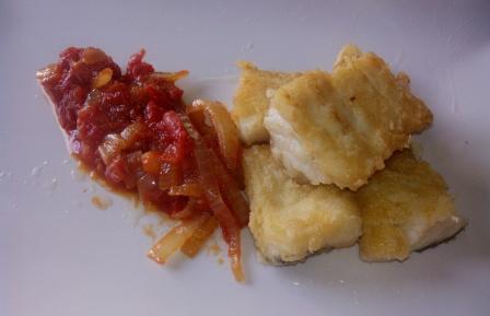 BACALAO CON FRITADA DE TOMATE. El bacalao es uno de mis pescados favoritos y se puede preparar de mil maneras. Con esta fritada de tomate y cebolla, divino.
