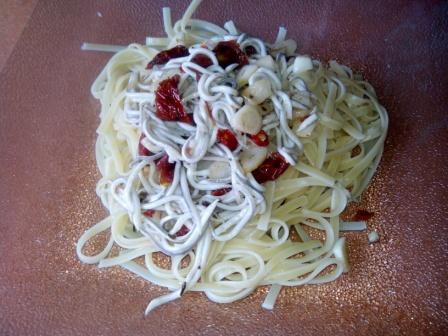Tallarines con gulas. Un plato sano, sencillo y rápido que une tres ingredientes (pasta, gulas, tomate seco) que lo convierte en un plato estrella. Pruébalo.