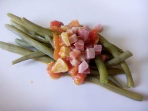 Las judías verdes con jamón son un plato sano y sabroso que combina varias verduras con un ligero sabor a jamón. Ideal para comer calientes o para llevar en táper y comer frías.