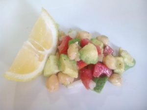 ENSALADA DE GARBANZOS Y AGUACATE. Una manera ligera y original de comer garbanzos; en una ensalada fresca y sabrosa ideal para verano.